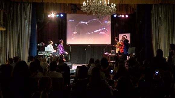 Més d'un centenar de persones omplen El Siglo per viure Eurovisió amb l''Anem Tard'