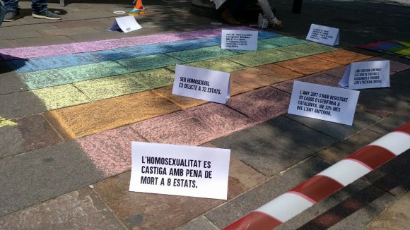 Jovent Republicà simula a Lluís Millet l'escena del crim contra les llibertats del col·lectiu LGTBI