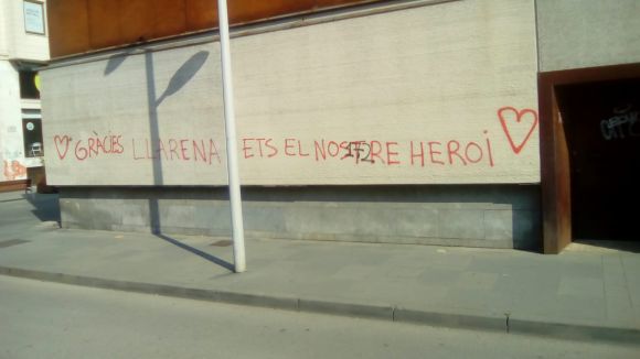 Pinten l'entorn dels pav de la Rambla del Celler amb clams de suport a Llarena