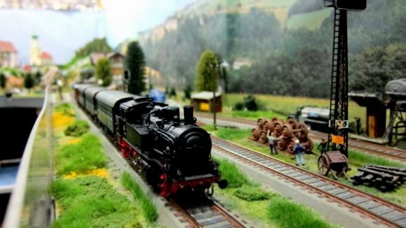Alumnes de l'escola Turó de Can Mates mostren les seves maquetes al Museu del Monestir