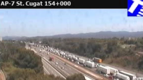 Un xoc de camions a l'AP7 a Barberà provoca cues quilomètriques fins a Sant Cugat