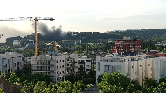 Els Bombers sufoquen un incendi en un magatzem del clausurat camp de golf de Sant Joan