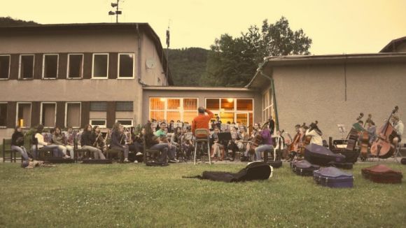 Una cinquantena de músics alemanys apropa avui la música simfònica als alumnes del Pi d'en Xandri