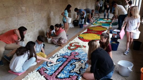 La pluja obliga a muntar la catifa floral del Corpus Christi al Claustre del Monestir