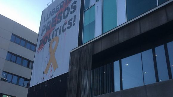 El PP torna a exigir la retirada de les pancartes amb 'proclames independentistes' de l'Ajuntament