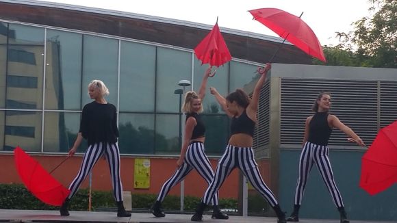 Creanova escalfa motors per al nou curs explicant al carrer els nous batxillerats