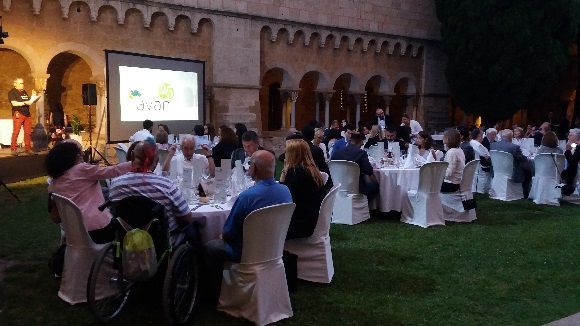 El 25è sopar solidari d'AVAN recapta 9.000 euros al Claustre del Monestir