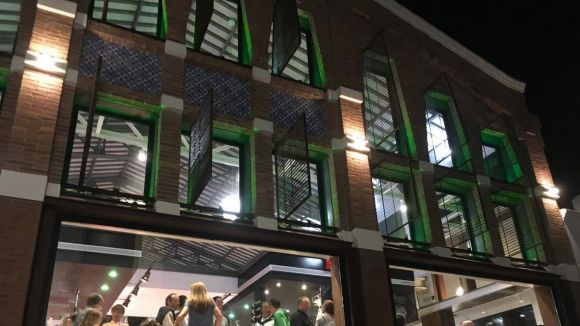 El Mercat Vell s'il·lumina de verd per sensibilitzar sobre l'ELA