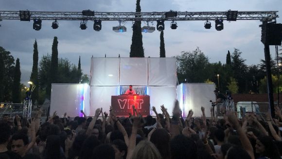 Desenes de joves celebren el final de curs amb el 'Va Parir Tour'