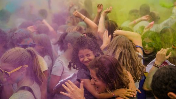 La batalla de penyes i el festival 'Holi', diversió per al jovent de Sant Cugat per Festa Major