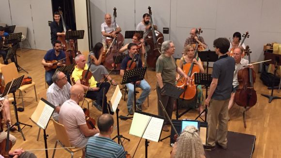 21 alumnes aprenen fins diumenge els secrets de dirigir una orquestra amb Ros Marbà