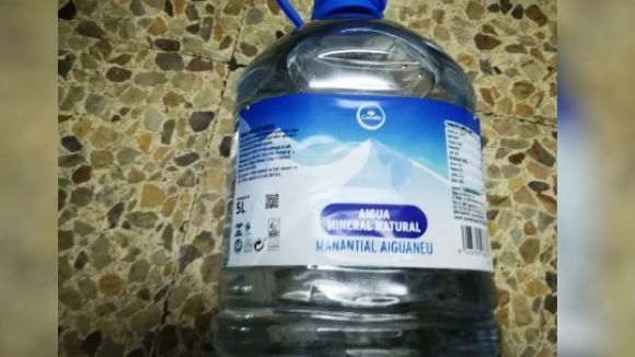 Condis retira a tot Catalunya un lot d'envasos de cinc litres d'aigua de la seva marca blanca