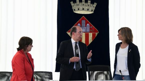 El ple municipal reconeix la tasca del secretari Rigau i la vicesecretària Cortés