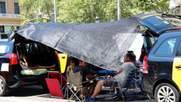 Els taxistes acorden en assemblea fer serveis mínims gratuïts per a hospitals i urgències
