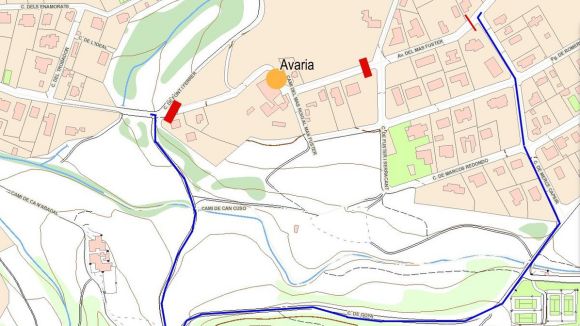 Tall de trànsit a l'avinguda del Mas Fuster de Valldoreix per una fuita d'aigua