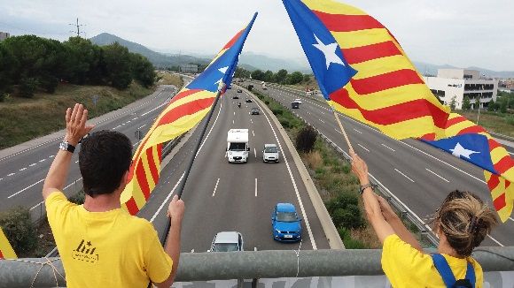 L'ANC congrega prop de 40 voluntaris al pont de l'AP7 al seu pas per Sant Cugat