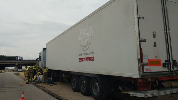 Complicacions de trànsit a la carretera de Rubí després que a un camió se li despengés el dipòsit de combustible