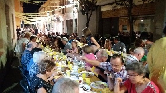 El carrer del Xerric celebra el sopar de germanor amb un record als 30 anys de vianantització