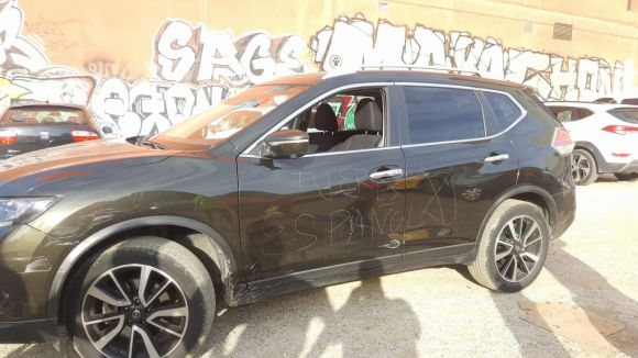 Ratllen el cotxe d'un santcugatenc amb 'tú eres español' durant la manifestació de Barcelona