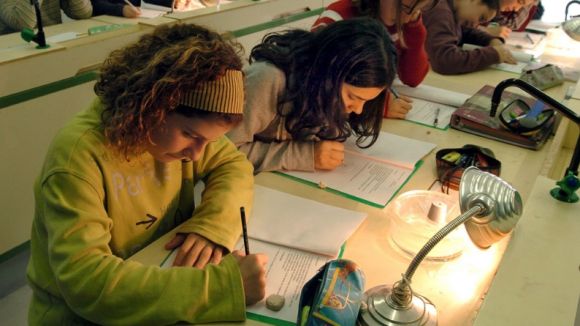 Socialització i digitalització, claus en la caiguda de vendes de llibres de text