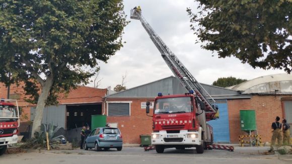 Els Bombers sufoquen un incendi a una nau del polígon de Can Calopa de Sant Cugat