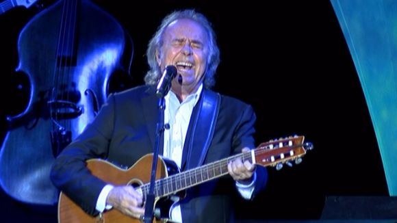 Serrat emociona un Teatre-Auditori ple al compàs de 'Mediterráneo'