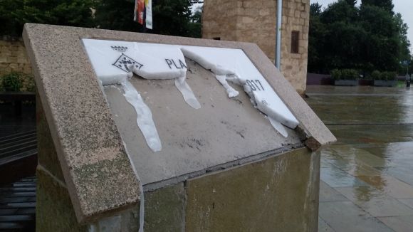 L'Ajuntament denunciarà el vandalisme contra la placa de la plaça de l'U d'Octubre