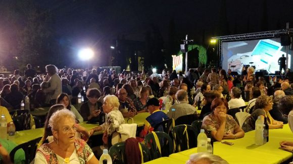 El 'Sopar per la independència' congrega centenars de persones per commemorar l'1-O