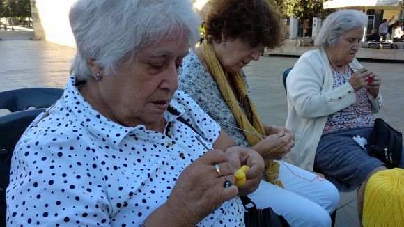 Una vintena de persones enfila l'agulla a 'La bufanda de la iaia' de la Setmana de la Gent Gran