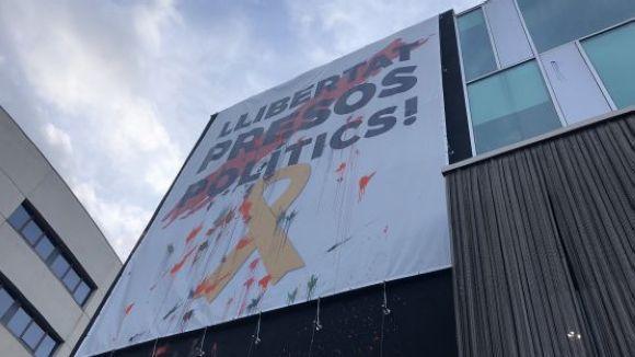 Identificats i denunciats els presumptes autors de les pintades contra l'ajuntament