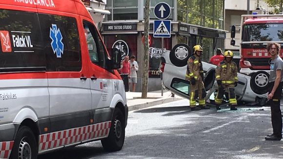 Un accident de trànsit obliga a tallar l'avinguda de Lluís Companys