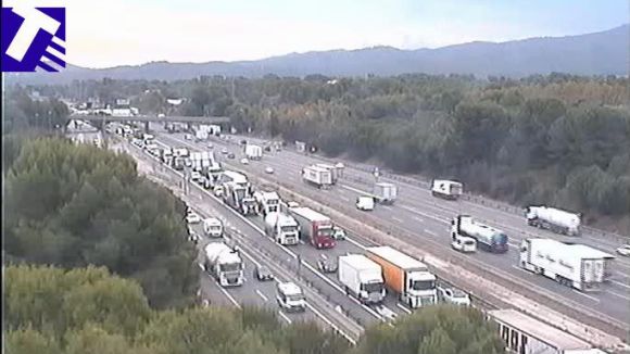 Un carril tallat a Sant Cugat per un accident a l'AP-7 en sentit Tarragona