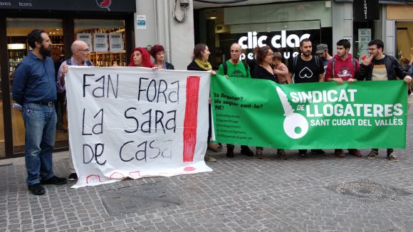 Una quarantena de persones es concentra per visibilitzar l'encariment 'abusiu' dels lloguers