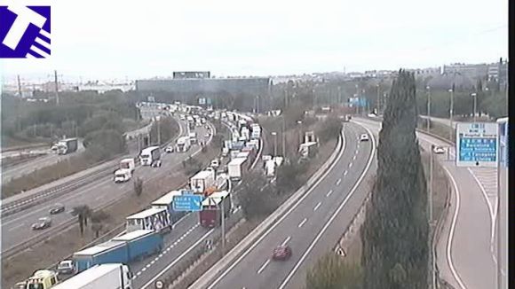 L'AP7 viu dijous un matí de retencions per l'accident d'un camió portacotxes