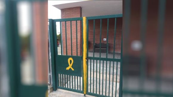 L'EMD reprova la pintada d'un llaç groc a la reixa del Ferran i Clua