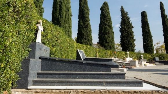 L'Ajuntament habilita de nou un servei especial de bus per unir el centre amb el cementiri