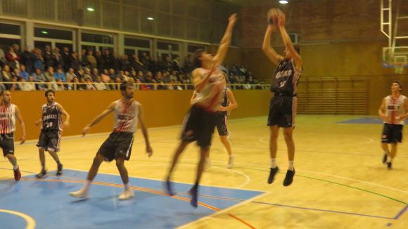 El derbi entre el Qbasket Sant Cugat i la UESC B es tenyeix de vermell-i-negre