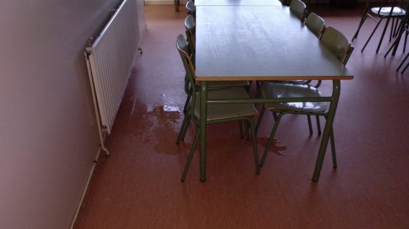 L'AFA del Joan Maragall alerta de goteres 'recorrents' al centre