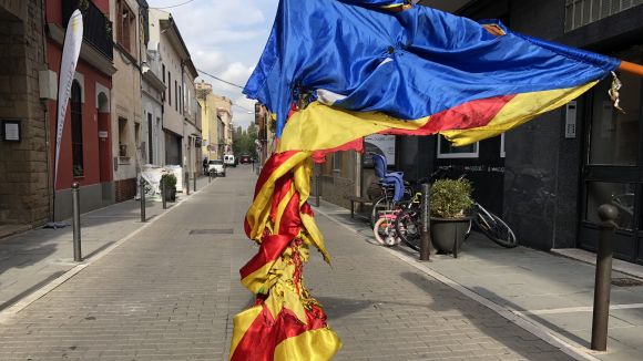 Sostreuen i cremen l'estelada de la parada de castanyes de la plaça de Lluís Millet