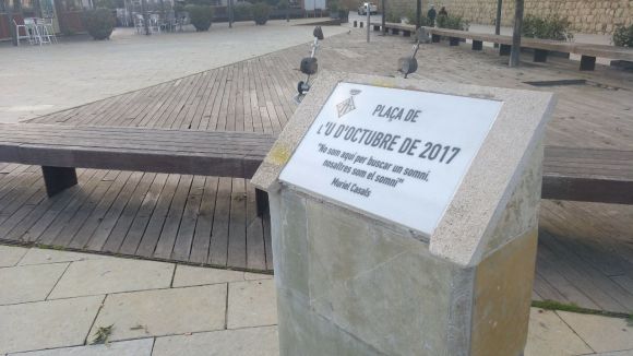 La plaça de l'U d'Octubre ja torna a tenir placa