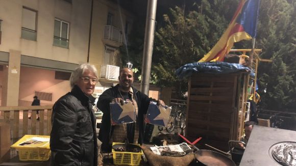 L'ANC regala dues estelades al castanyer de Lluís Millet a qui van cremar la bandera