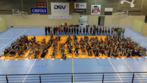 Més de 300 jugadores omplen el pavelló de Valldoreix en la presentació del Volei Sant Cugat