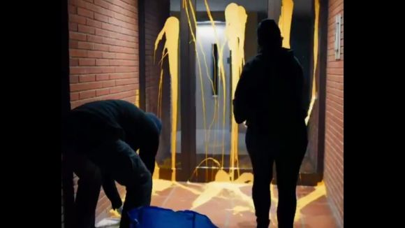 Arran assenyala amb pintura groga la casa del jutge Llarena