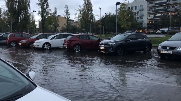 Complicacions en la mobilitat i una quinzena d'avisos a Bombers per la pluja