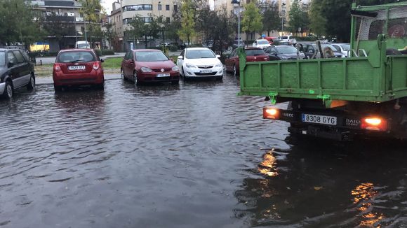 La pluja deixa carrers inundats, problemes de mobilitat i una quinzena d'incidències