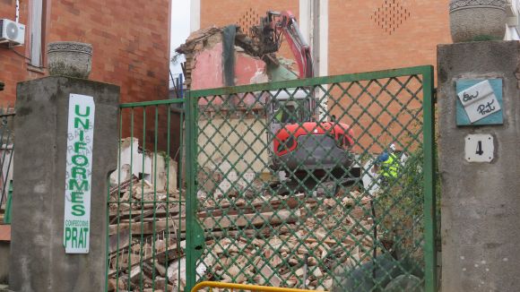 Enderroquen l'antiga Casa Prat del carrer de Sant Domènec