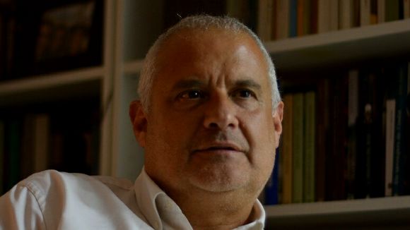 Jaume Cases i Mas presenta el poemari 'El dictat de l'agulla', premi Miquel Martí i Pol