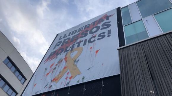 L'Ajuntament retirarà aquest dimecres la pancarta dels presos