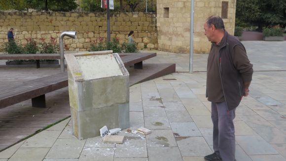 Trenquen de nou la placa de la plaça de l'U d'octubre