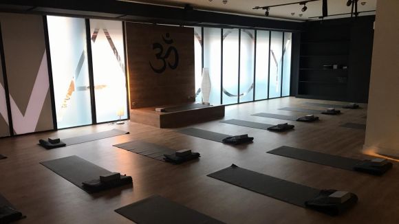 Aterra al centre de Sant Cugat el primer 'YogaOne', la marca de ioga de DiR
